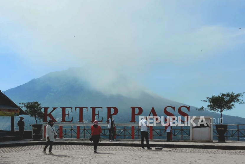 Aktivitas di lokasi wisata Ketep Pass, Kecamatan Sawangan, Kabupaten Magelang, Jawa Tengah pascaerupsi gunung Merapi yang kembali terjadi pada Ahad (12/3) pagi.