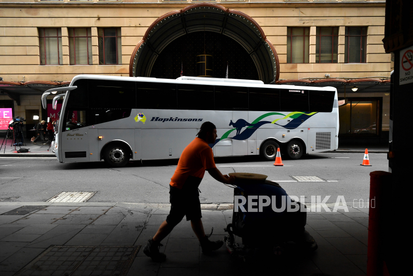 Orang-orang meninggalkan Hotel Swissotel Sydney setelah mengakhiri masa karantina mereka di Sydney, Australia, 08 April 2020. Kelompok pertama orang Australia yang dikarantina di sebuah hotel di Sydney untuk membatasi penyebaran virus corona diizinkan pergi dan pulang