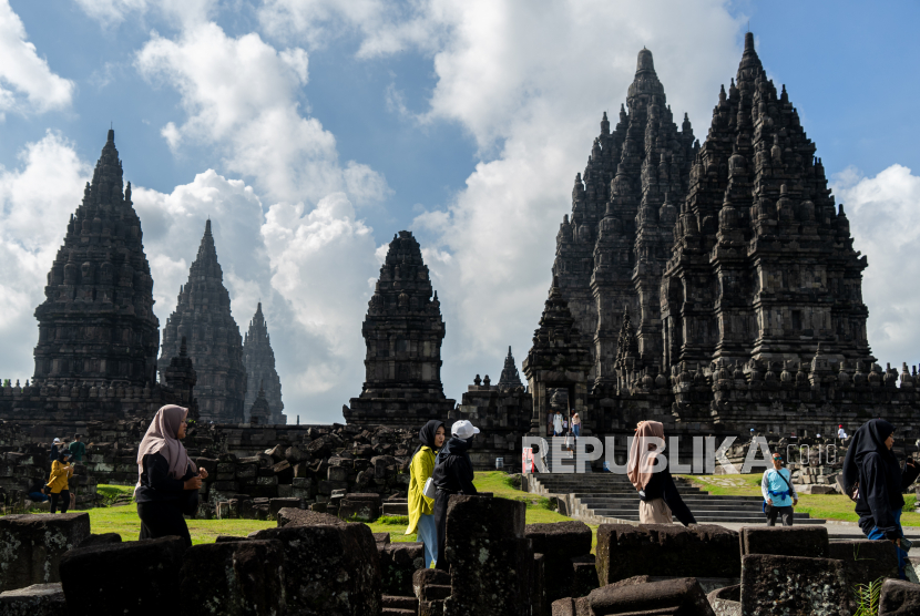 Pegunjung berwisata di Candi Prambanan, Sleman, D.I Yogyakarta. PT Taman Wisata Candi (TWC) Borobudur Prambanan dan Ratu Boko melakukan penutupan destinasi wisata Candi Prambanan untuk kunjungan umum saat perayaan Nyepi 2023. Penutupan akan dilakukan pada Rabu (22/3/2023) mulai pukul 06.00 WIB sampai dengan Kamis (23/3/2023) pukul 06.00 WIB. (ilustrasi)