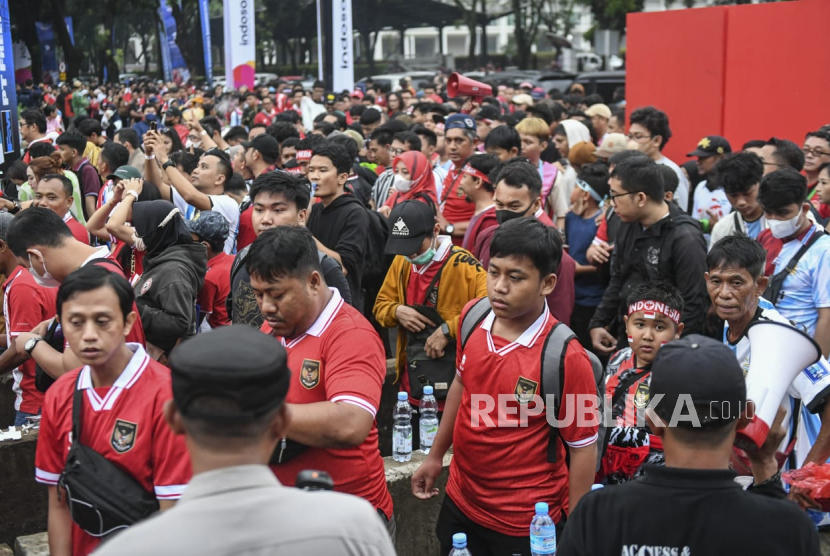 Suporter pertandingan sepak bola Timnas Indonesia melawan Timnas Argentina mengantre masuk ke dalam Stadion Utama GBK, Jakarta, Senin (19/6/2023). Saat menonton, sholat tetap harus ditegakkan.