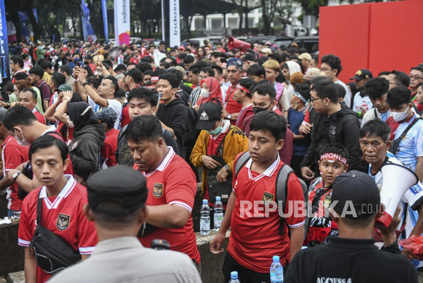 Suporter pertandingan sepak bola Timnas Indonesia melawan Timnas Argentina mengantre masuk ke dalam Stadion Utama Gelora Bung Karno, Senayan, Jakarta, Senin (19/6/2023). Timnas Indonesia bertanding melawan Timnas Argentina pada laga FIFA Matchday.