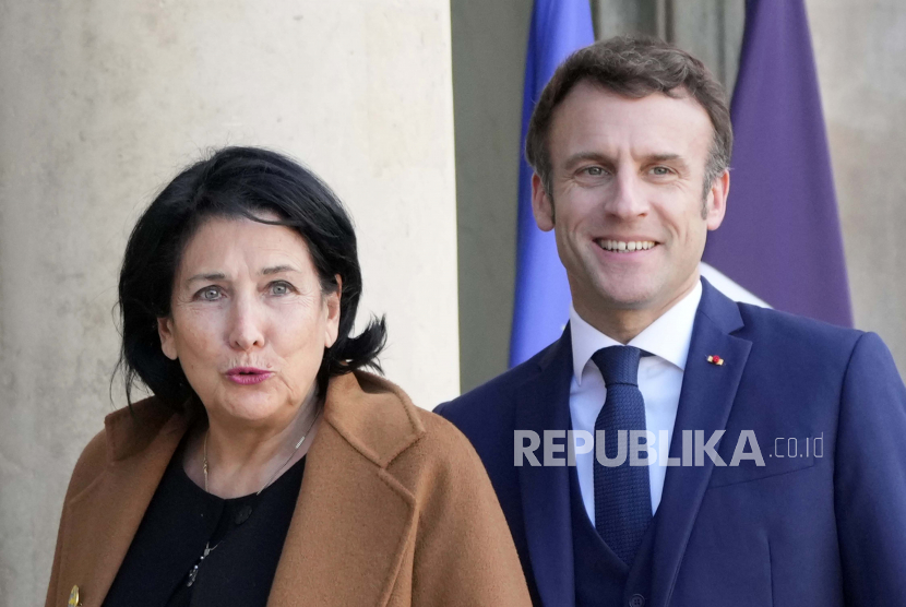 Presiden Prancis Emmanuel Macron dan Presiden Georgia Salome Zurabishvili melihat wartawan sebelum pembicaraan mereka di Istana Elysee, Senin, 28 Februari 2022 di Paris. 