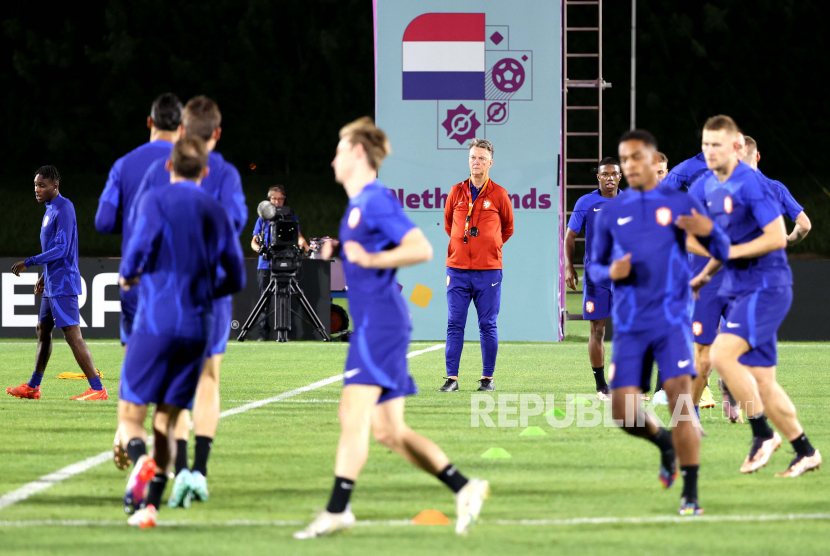  Pelatih kepala Belanda Louis van Gaal mengawasi para pemain saat sesi latihan tim Belanda di Doha, Qatar, 08 Desember 2022. Belanda akan menghadapi Argentina di perempat final Piala Dunia FIFA 2022 pada 09 Desember.