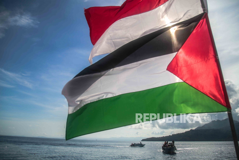 Sebuah bendera Palestina dan bendera Indonesia berkibar di atas perahu motor di Ternate, Maluku Utara, Senin (27/11/2023). Sejumlah pemilik perahu motor antarpulau di daerah itu mengekspresikan solidaritas dan dukungannya terhadap rakyat Palestina dengan memasang bendera negara Palestina dan mendukung kemerdekaan mutlak bagi Palestina. 