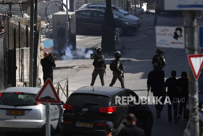  File foto polisi Israel berpatroli saat bentrokan di lingkungan Silwan di Yerusalem Timur, 3 Maret 2023. 