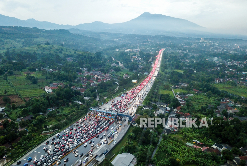 Foto udara ribuan kendaraan terjebak kemacetan di pintu keluar Tol Ciawi, Kabupaten Bogor, Jawa Barat.