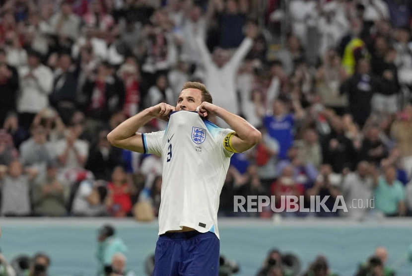 Harry Kane dari Inggris bereaksi setelah dia gagal mengeksekusi tendangan penalti selama pertandingan sepak bola perempat final Piala Dunia antara Inggris dan Prancis, di Stadion Al Bayt di Al Khor, Qatar, Sabtu, 10 Desember 2022.