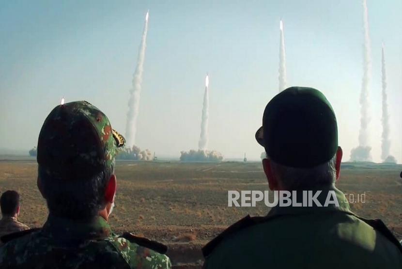  Sebuah foto selebaran yang disediakan oleh situs resmi Korps Pengawal Revolusi Iran (IRGC) (Sepahnews) menunjukkan, kepala Korps Pengawal Revolusi Iran (IRGC) Hossein Salami (kanan) menyaksikan peluncuran rudal selama latihan militer di lokasi yang tidak diketahui, Iran tengah, Jumat (15/1/2021).