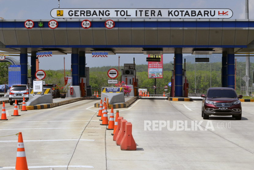 Sejumlah kendaran melintas di gerbang tol usai melakukan pembayaran di Gerbang Tol Kota Baru, Lampung Selatan, Lampung, Kamis (12/8/2021). 
