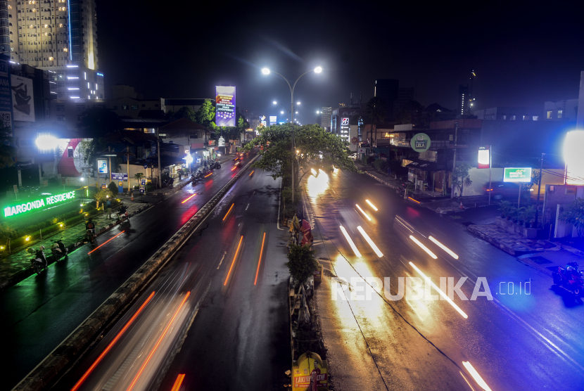 Sejumlah kendaraan melintas di Jalan Raya Margonda, Depok, Jawa Barat, Selasa (14/4). Kota Depok akan memulai pemberlakuan Pembatasan Sosial Berskala Besar (PSBB) di wilayahnya pada Rabu (15/4) hingga Selasa (28/4).