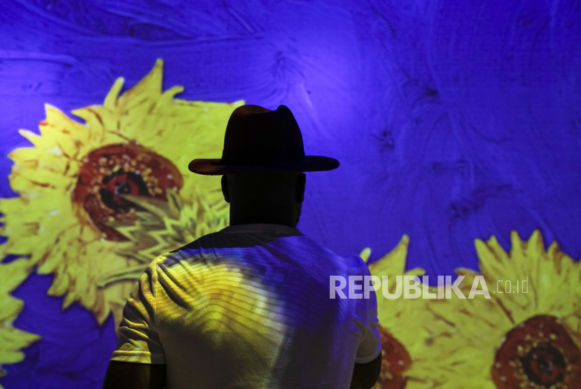  Seorang tamu mengunjungi pameran multimedia Van Gogh Live 8K yang menampilkan proyeksi lukisan seniman Belanda Vincent Willem van Gogh, pada pembukaan pameran untuk media dan tamu, di Rio de Janeiro, Brasil, Rabu, 27 Juli 2022.