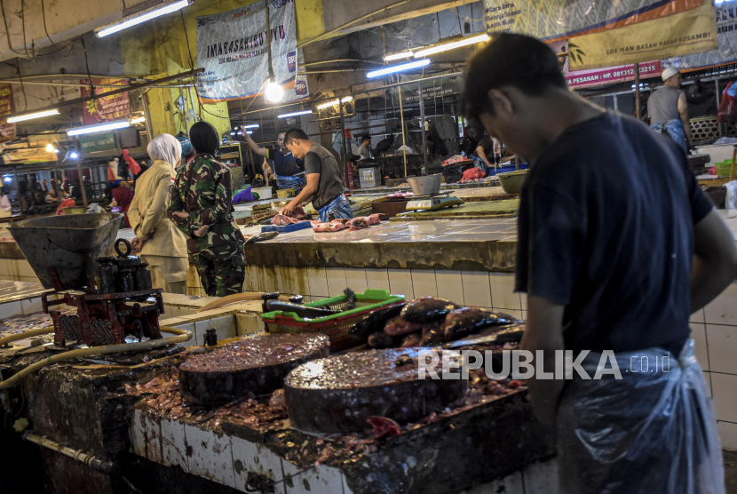 Pedagang ikan laut melayani pembeli di Pasar Kosambi, Kota Bandung, Senin (2/1/2023). Presiden Joko Widodo (Jokowi) meminta semua menterinya untuk bekerja bersama menekan angka inflasi hingga di bawah lima persen.