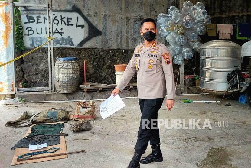 Kapolrestabes Semarang, Kombes Pol Irwan Anwar menunjukkan sejumlah barang bukti yang diperoleh di lokasi penemuan jasad pria termutilasi dan dicor, saat memimpin olah TKP, Selasa (9/5).