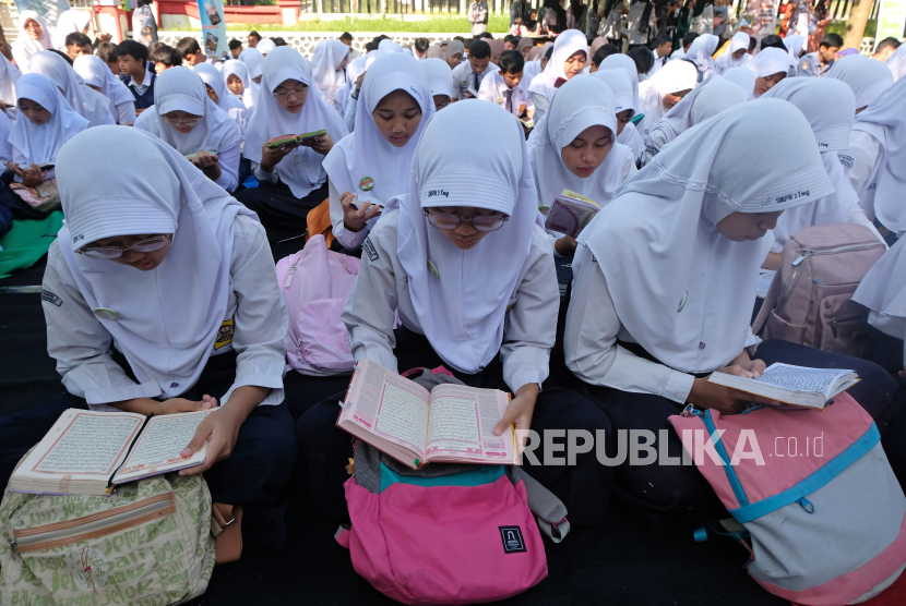 Sejumlah pelajar tadarus Alquran di halaman kantor Dinas Perpustakaan dan Kearsipan (Dinpusip) Kabupaten Temanggung, Jawa Tengah, Selasa (2/4/2024). 