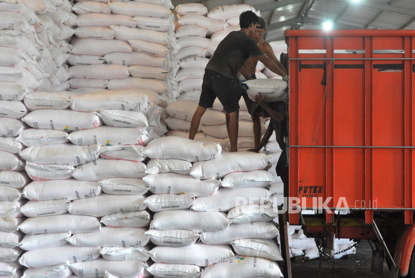 Workers haul fertilizer into trucks at PT's shelter warehouse. Pupuk Indonesia (Persero) in Bengkulu City, Bengkulu, Thursday (15/2/2024). The government increased the subsidy fertilizer budget allocation by Rp14 trillion with a volume of 2.5 tons from the previously allocated Rp26 trillion with a volume of 4.7 million tons so that the total volume of subsidized fertilizers distributed amounted to 7.5 million tons during 2024.