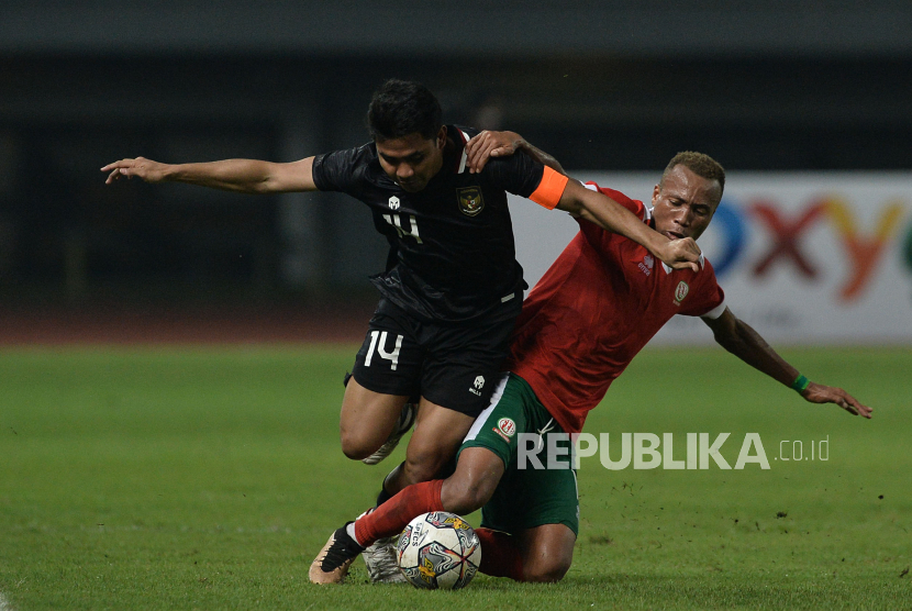 Pemain timnas Indonesia Asnawi Mangkualam berusaha melewati adangan pemain Burundi dalam laga Fifa Match Day di Stadion Patriot Candrabhaga, Bekasi, Jawa Barat, Selasa (28/3/2023). Pada pertandingan itu timnas Indonesia bermain imbang dengan skor 2-2. Gol timnas Indonesia dicetak Witan Sulaeman dan Jordi Amat.