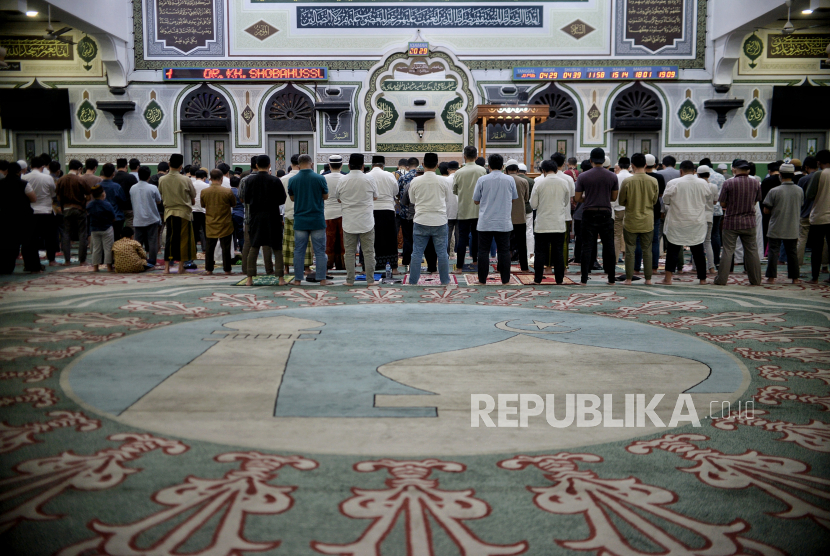 Jamaah melaksanakan sholat di Masjid Agung Al Azhar, Jakarta Selatan. Jaksel Perbanyak Program Keagamaan Wujudkan Kerukunan Umat