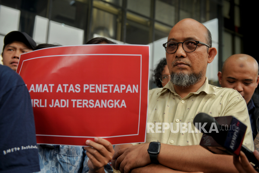 Mantan penyidik senior KPK Novel Baswedan besama Koalisi Masysrakat Sipil Anti Korupsi menggelar aksi di depan Gedung Merah Putih KPK, Jakarta, Kamis (23/11/2023). Aksi tersebut merupakan bentuk dukungan terhadap Kepolisian untuk mengungkap kasus pemerasan yang dilakukan Ketua KPK Firli Bahuri kepada tersangka mantan Menteri Pertanian Syahrul Yasin Limpo (SYL). Dalam aksinya massa membawa sejumlah atribut seperti topeng berwajah Firli Bahuri dan tersangka mantan Menteri Pertanian Syahrul Yasin Limpo (SYL), raket dan kok bulu tangkis, karangan bunga hingga gerobak nasi goreng. Sejumlah mantan pegawai KPK yang disingkirkan karena tak lolos Tes Wawasan kebangsaan (TWK) turut hadir dalam aksi tersebut, juga mantan Pimpinan KPK seperti Abraham Samad hingga Bambang Widjojanto dan mantan penyidik senior KPK, Novel Baswedan. Selain itu, mereka juga menggelar aksi potong rambut massal yang diikuti sejumlah masa aksi dan eks Pimpinan KPK. Untuk diketahui, Ketua KPK Firli Bahuri telah ditetapkan sebagai tersangka oleh Polda Metro Jaya, karena diduga melakukan pemerasan kepada SYL