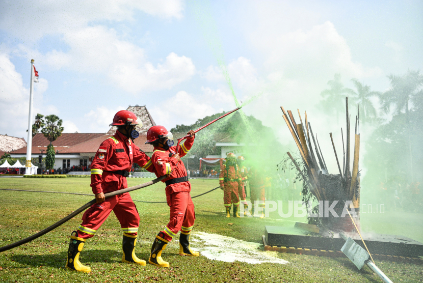 Personel Manggala Agni Daops Banyuasin melakukan simulasi pemadaman saat apel dan simulasi penanggulangan Kebakaran Hutan dan Lahan (Karhutla) di Sumatera Selatan di Griya Agung Palembang, Sabtu (20/7/2024). Untuk mencegah terjadinya kebakaran hutan dan lahan selama musim kemarau di Sumatera Selatan, Pemerintah Provinsi Sumatera Selatan menetapkan status siaga kebakaran hutan dan lahan (karhutla) sejak 13 Juni 2024 hingga 30 November 2024 dengan menyiagakan 1.200 pasukan yang terdiri dari TNI, Polri, BPBD, Manggala Agni, serta 741 personel pemadam kebakaran (RPK) dan 49 Tim Reaksi Cepat (TRC) dari PT OKI Pulp & Paper Mills (APP Grup) dan mitra pemasoknya.  