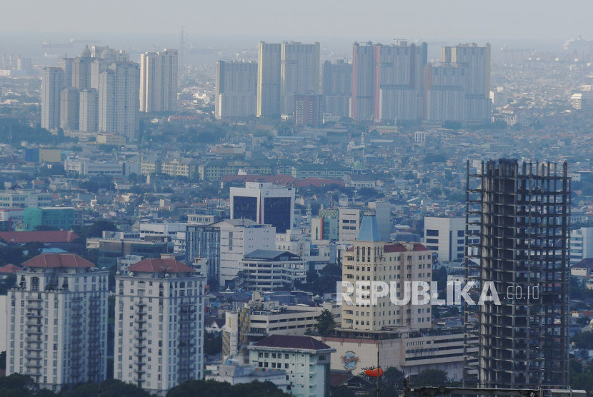 Suasana gedung bertingkat di Jakarta. Ekonom Piter Abdullah mengatakan, konsumsi rumah tangga akan menjadi penopang utama pertumbuhan ekonomi Indonesia.