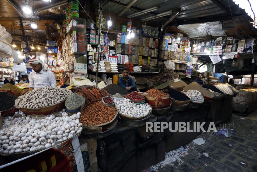 Pedagang menunggu pembeli di pasar di kota tua Sana