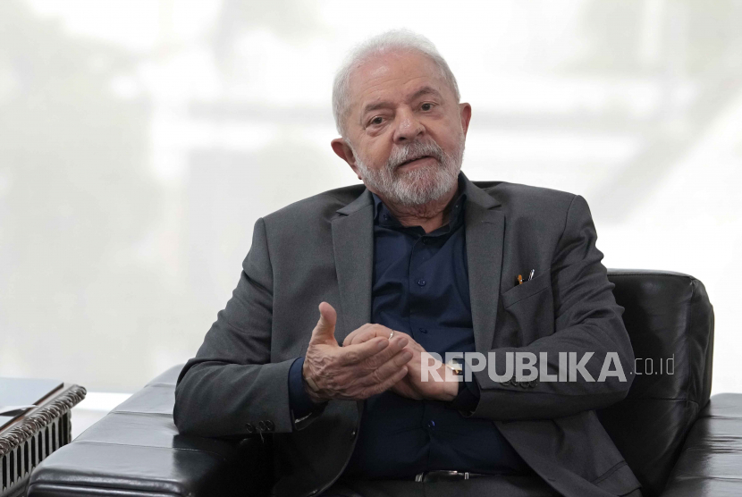 Presiden Brasil Luiz Inacio Lula da Silva mengatakan pada Kamis (12/1/2023), anggota pasukan keamanan terlibat dalam kerusuhan akan dibersihkan. Dia berjanji untuk menyingkirkan pendukung presiden sebelumnya Jair Bolsonaro.