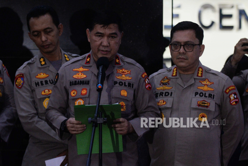 Karo Penmas Divisi Humas Polri Brigjen Ahmad Ramadhan (tengah) memberikan keterangan pers di TNCC Mabes Polri, Jakarta, Rabu (22/2/2023).