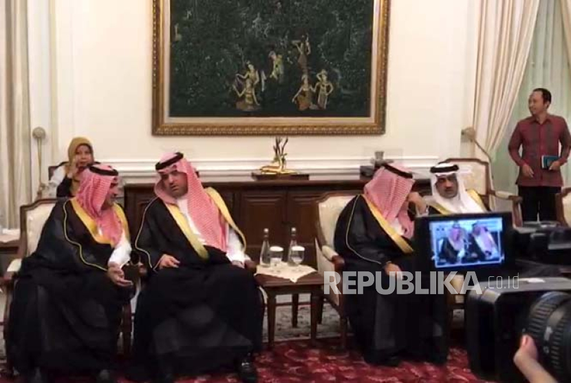 Wapres RI, KH Ma’ruf Amin, menerima kedatangan Menteri Haji dan Umrah Arab Saudi, Menteri Haji dan Umrah Kerajaan Arab Saudi Tawfiq bin Fawzan Al-Rabiah, di Istana Wakil Presiden di Jakarta, Selasa (30/4/2024).