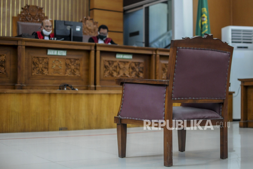 Hakim Ketua Nazar Effriandi (kiri) saat memimpin sidang Peninjauan Kembali (PK) yang diajukan oleh Djoko Tjandra di Pengadilan Negeri Jakarta Selatan, Senin, (27/7). Pada Rabu (29/7), Kejakgung mencopot Kasubag Pemantauan dan Evaluasi II Biro Perencanaan Kejaksaan Agung, Pinangki, karena terbukti melanggar aturan dengan bertemu Djoko di luar negeri. Kasus Djoko Tjandra ternyata melibatkan sejumlah pejbata publik di Tanah Air.