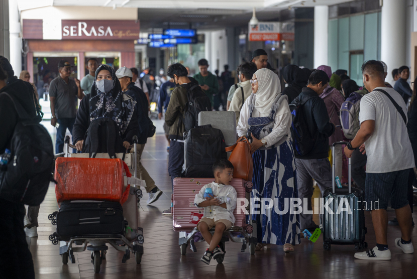 Sejumlah penumpang berjalan keluar dari terminal kedatangan Bandara Internasional Hang Nadim, Batam, Kepulauan Riau, Ahad (30/4/2023). PT Bandara Internasional Batam (BIB) Hang Nadim mencatat jumlah penumpang masa mudik Lebaran 2023 sebanyak 217.049 orang atau naik 9,9 persen dibandingkan dengan tahun 2022 sebanyak 197.460 orang. 