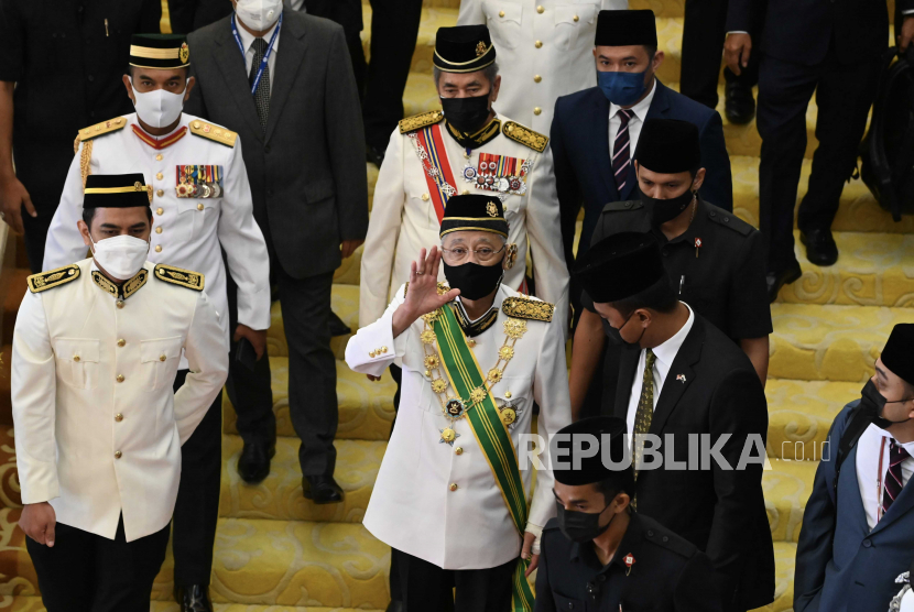 Sebuah foto selebaran yang disediakan oleh Departemen Informasi Malaysia menunjukkan Perdana Menteri Malaysia Ismail Sabri (tengah), mengenakan masker, melambaikan tangan saat upacara pembukaan masa jabatan keempat sesi parlemen ke-14 di Kuala Lumpur, Malaysia, Senin (13/9).
