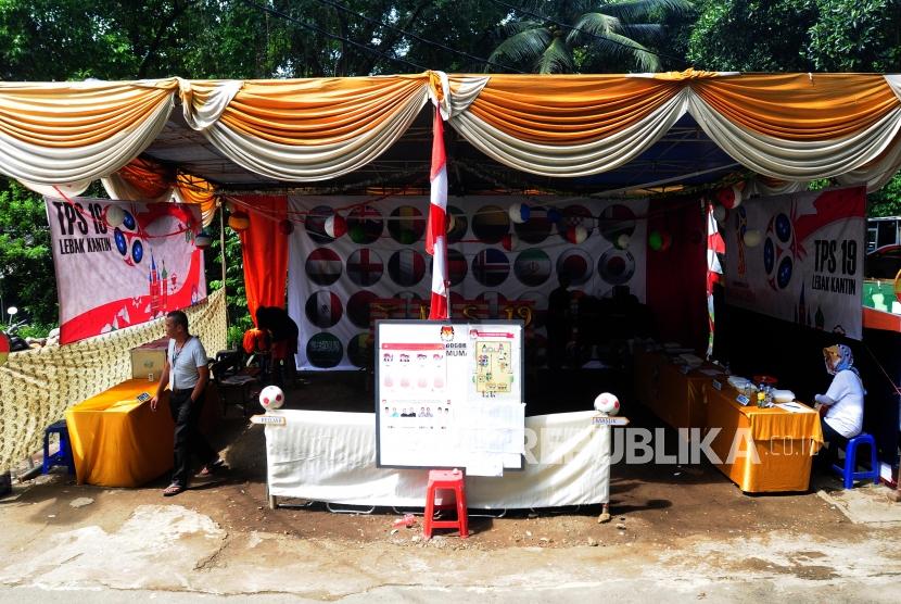 Warga usai menggunakan hak suaranya saat Pilkada serentak 2018 di TPS 19, Sempur, Bogor, Jawa Barat, Rabu (27/6).