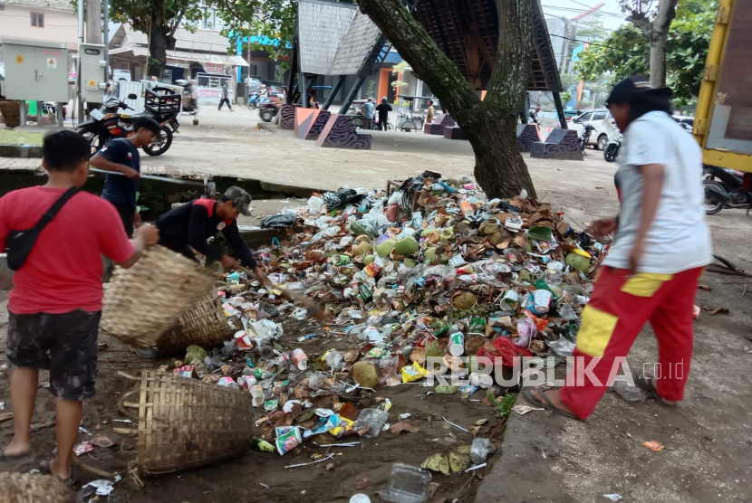 Petugas membersihkan sampah di kawasan Pantai Pangandaran, Kabupaten Pangandaran, Jumat (28/4/2023).