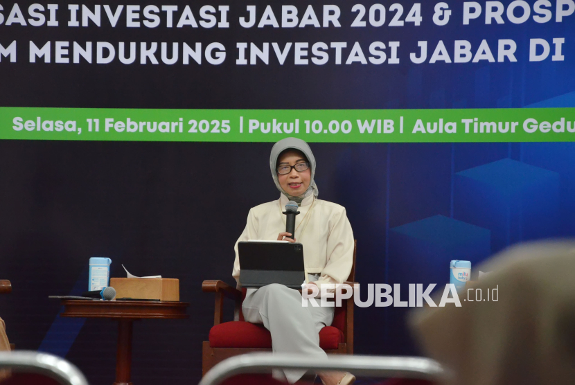 Kepala DPMPTSP Jabar Nining Yuliastiani menyampaikan pemaparan saat acara Bewara Jawa Barat (Beja) Vol 15, di Gedung Sate, Kota Bandung (11/2/2025). Beja kali ini bertajuk Realisasi Investasi Jabar 2024 dan Prospek Ekonomi Dalam Mendukung Investasi Jabar di Tahun 2025.