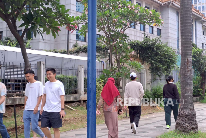Sejumlah pejalan kaki tengah melintasi trotoar di depan Kedubes China di Jalan DR. Ide Anak Agung Gde Agung, Setiabudi, Jakarta Selatan, Selasa (6/6/2023). 