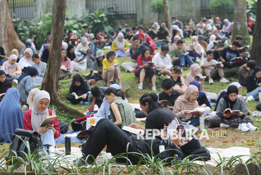 Sejumlah orang mengikuti kegiatan Silent Reading Session atau membaca senyap di Taman Langsat, Jakarta, Ahad (27/7/2025). Kegiatan ini digagas oleh Baca Bareng SBC (Silent Book Club Jakarta), sebuah gerakan literasi yang mempromosikan membaca sebagai bentuk hiburan yang menyenangkan. Kegiatan yang diikuti oleh ratusan peserta ini  berupa sesi membaca senyap selama 60 menit di ruang publik. Kegiatan ini diadakan sebulan sekali dan terbuka untuk siapa saja yang ingin bergabung dan menikmati waktu membaca bersama.