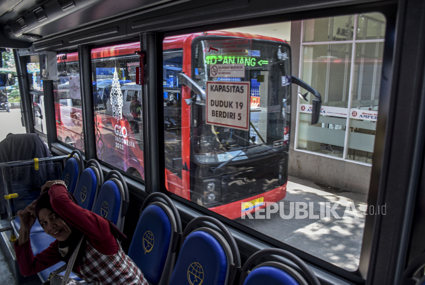 Penumpang berada di dalam bus listrik di Terminal Leuwipanjang, Kota Bandung, Selasa (20/12/2022). Sebanyak delapan unit bus listrik bantuan dari Kementerian Perhubungan (Kemenhub) mulai diujicobakan di Kota Bandung pada Senin (19/12/2022). Untuk tahap pertama, bus listrik diuji coba melalui rute Terminal Leuwipanjang-Dago dengan tarif Rp4.900. Republika/Abdan Syakura