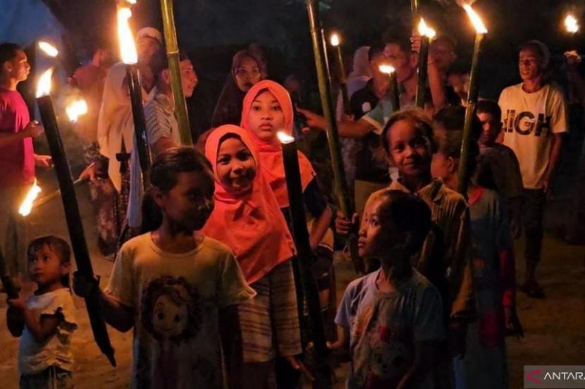 Penyintas bencana Aceh Timur meriahkan malam takbir dengan pawai obor.