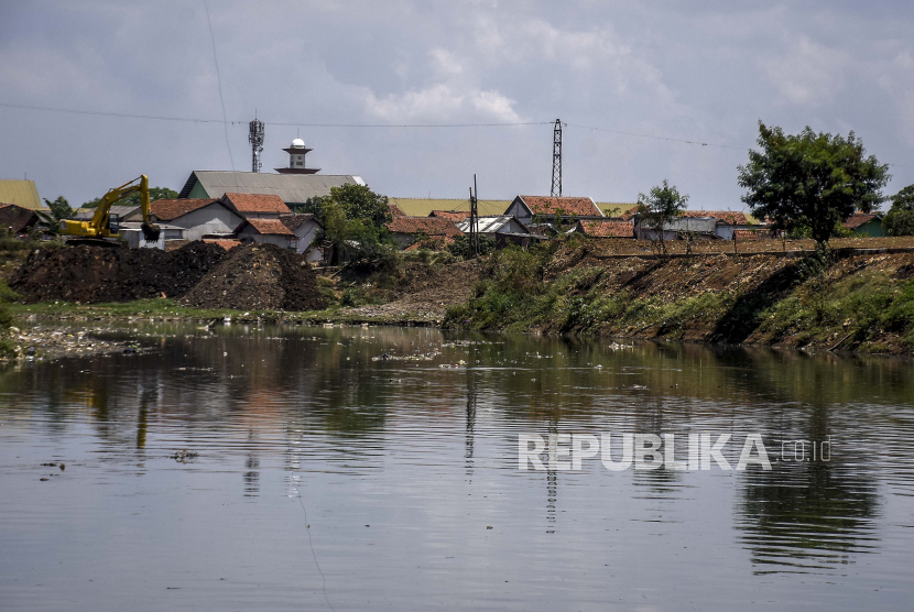 Alat berat mengeruk endapan lumpur dari aliran Sungai Citarum di Bojongsoang, Kabupaten Bandung, Jabar, Rabu (30/9).