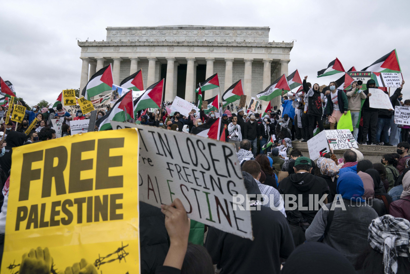 680 Tokoh Desak Joe Biden Lindungi Hak-Hak Palestina. Pendukung rakyat Palestina berkumpul selama demonstrasi Nasional Pawai untuk Palestina di Lincoln Memorial, di Washington, Sabtu, 29 Mei 2021.