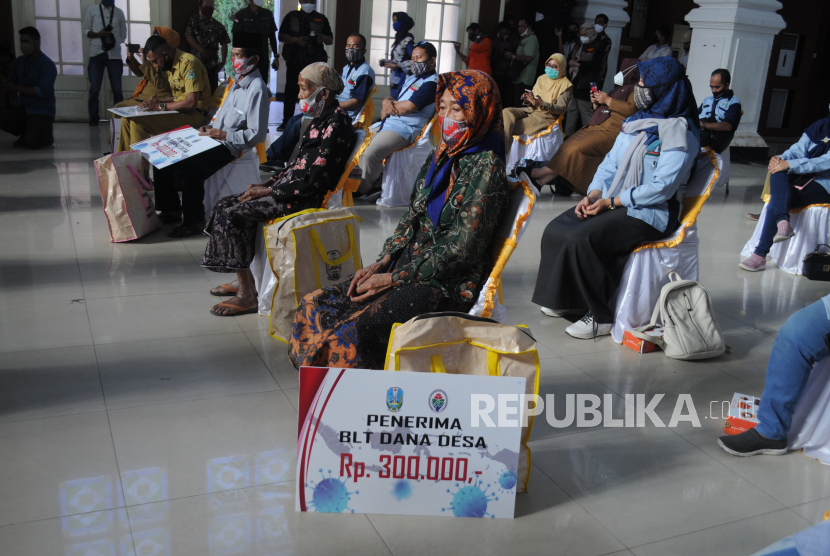  Sejumlah warga penerima Bantuan Langsung Tunai Dana Desa (BLT DD), mendengarkan arahan Gubernur Jawa Timur, di Bakorwil Pamekasan, Jawa Timur, Senin (14/9/2020).(Ilustrasi)