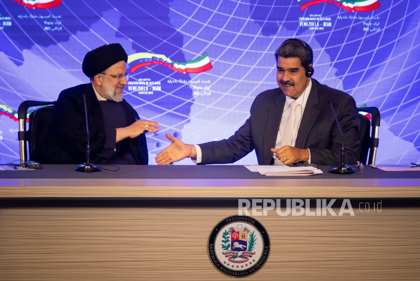 Presiden Venezuela Nicolas Maduro (kanan) bersama President Iran Ibrahim Raisi di Caracas, Venezuela, 12 Juni 2023. 