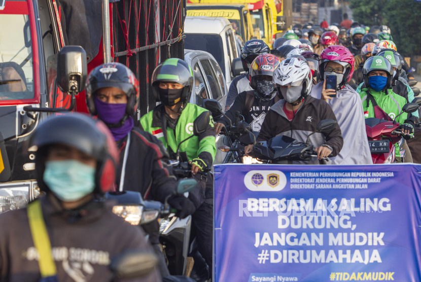 Sejumlah kendaraan memadati jalan menuju titik pemeriksaan pemudik di perbatasan Karawang-Bekasi, Jawa Barat, Jumat (22/5/2020). Pemeriksaan tersebut dilakukan untuk mengantisipasi gelombang pemudik yang akan melintasi jalur Pantura Karawang