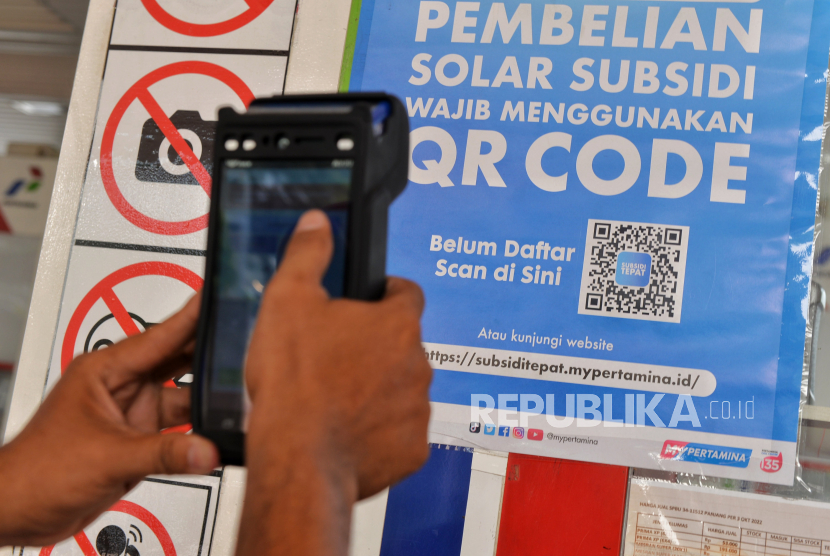 Petugas menunjukkan cara pembelian BBM biosolar menggunakan aplikasi MyPertamina di salah satu SPBU di Jakarta, Kamis (25/5/2023). 