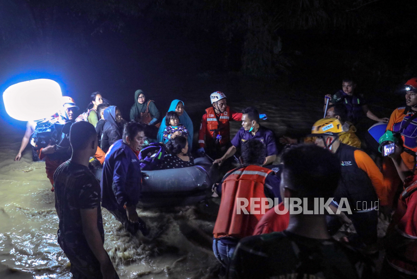 Banjir Rendam Ratusan Rumah di Deliserdang. Warga duduk di atas perahu saat dievakuasi menyusul banjir bandang di kawasan pemukiman di Medan, Sumatera Utara, Indonesia, 04 Desember 2020. Banjir tersebut diakibatkan oleh hujan lebat di daerah tersebut.