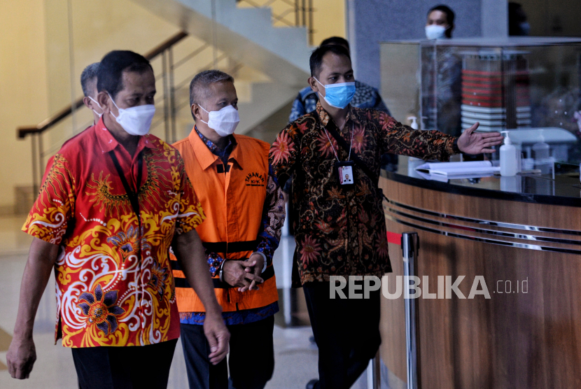 Tersangka Hakim Agung Sudrajad Dimyati (tengah) mengenakan rompi tahanan. Ketua KY sebut lembaganya akan membantu KPK untuk memeriksa hakim terlibat korupsi.