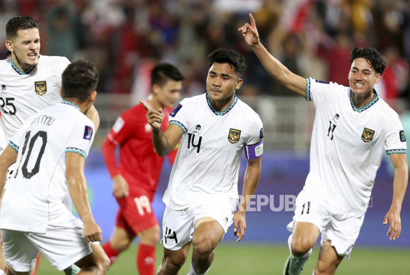 Kapten timnas Indonesia Asnawi Mangkualam Bahar (tengah) berselebrasi setelah mencetak gol ke gawang Vietnam lewat titik putih dalam pertandingan kedua Grup D Piala Asia 2023.