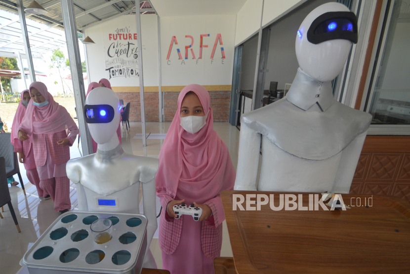   Robot remote kontrol. Santri menjalankan robot pelayan kafe menggunakan remote di Kafe Arfa, Perguruan Diniyah Putri Padang Panjang, Sumatra Barat, Senin (22/2).