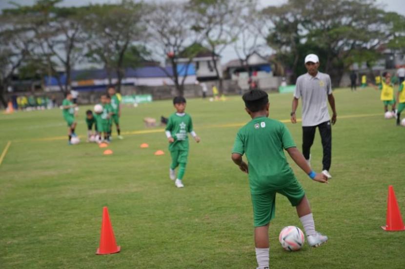 Kemenpora dan PSSI Sulsel Kenalkan Sepak Bola Usia Dini di Makassar