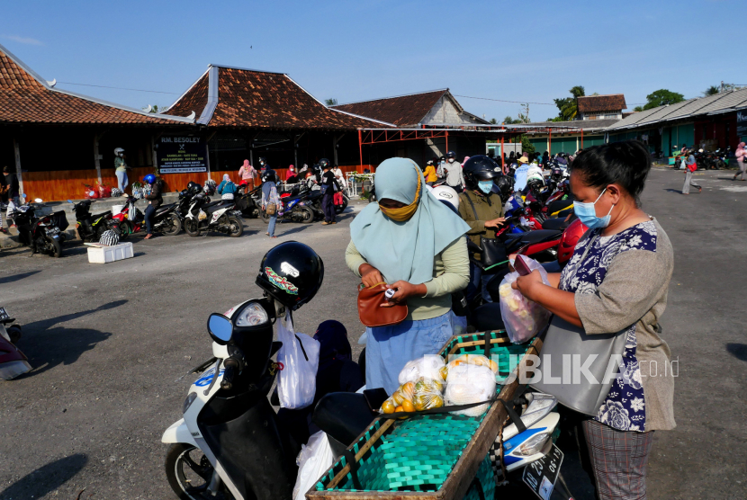 Transaksi antarpedagang di Pasar COD Wonosari, Gunung kidul, Yogyakarta, Selasa (7/9). Pasar COD Wonosari tercipta imbas pandemi Covid-19. Di sini tempat bertemunya pemasok dan pedagang yang sudah memesan barang melalui grup WhatsApp atau telegram. Pemasok datang hanya membawa pesanan barang pedagang, selanjutnya pedagang yang mengantarkan ke rumah pelanggan. Pasar ini hanya berlangsung dari pukul 15.00 hingga pukul 17.00. Barang yang dijual beragam mulai bahan makanan hingga perlengkapan rumah tangga. Dan mayoritas yang menjadi pelaku ada perempuan.